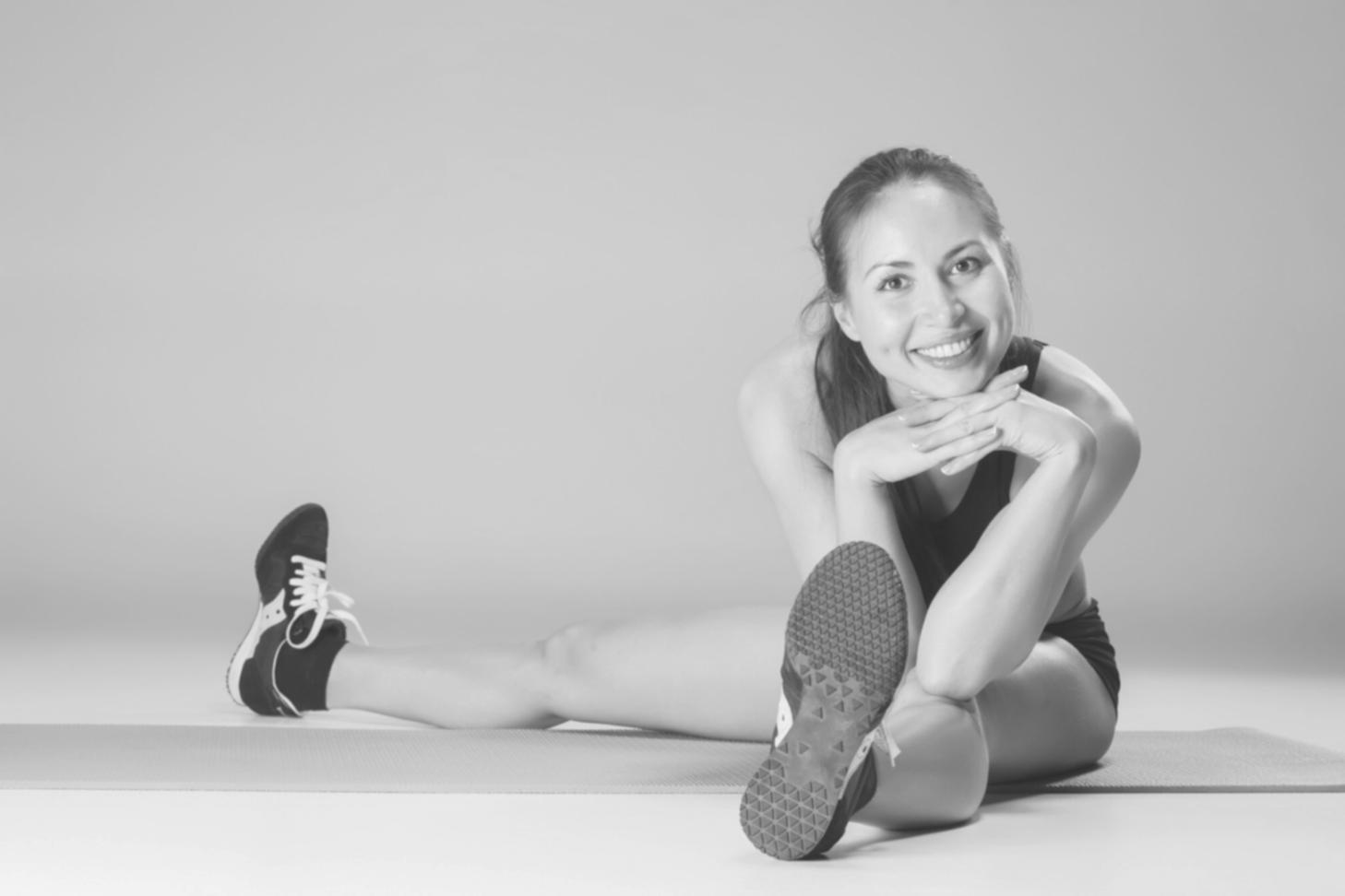 Gimnasta ejecutando rutina artística con perfecta técnica y elegancia